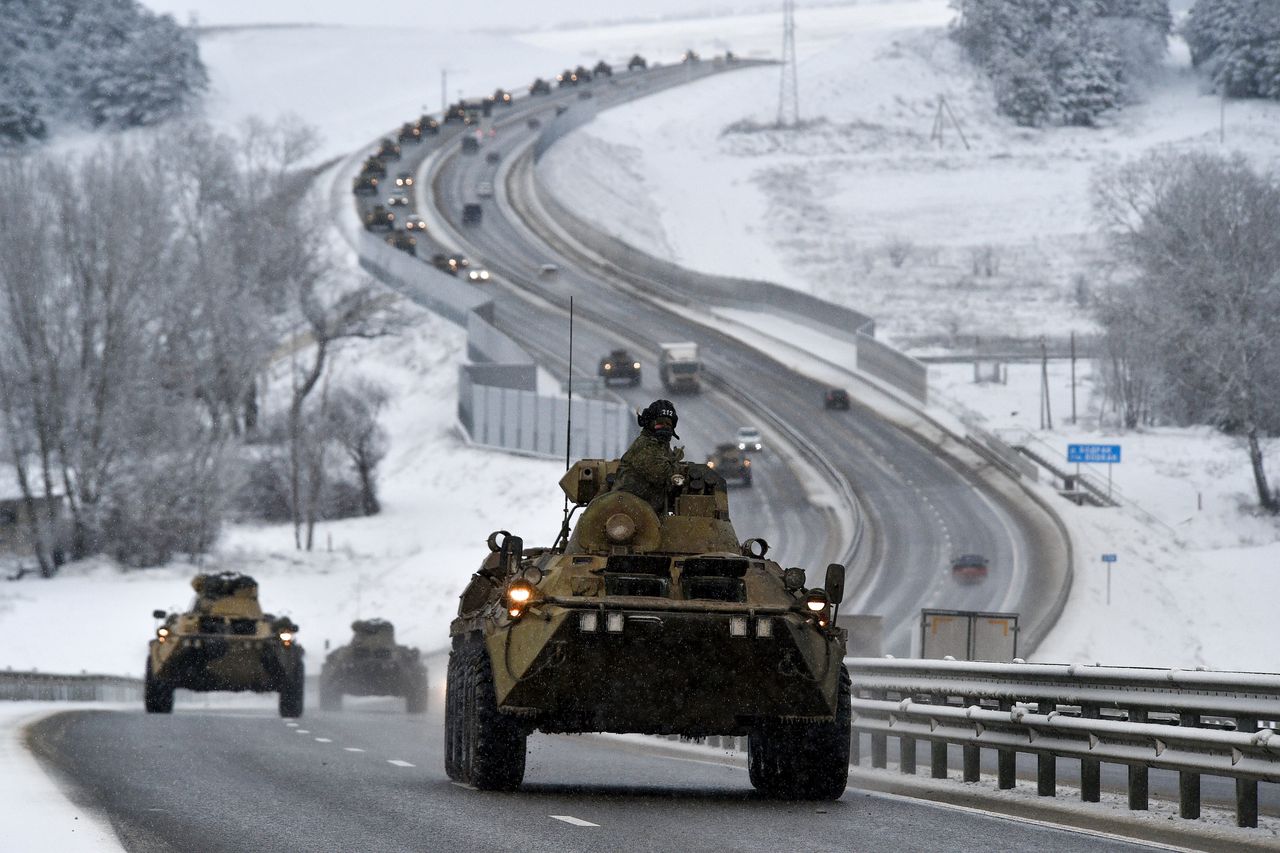 Russische legervoertuigen op de Krim, dinsdag. Het door Rusland geannexeerde schiereiland is één van de regio’s waar Russische militairen zich hebben verzameld.