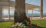 Bloemen voor de omgekomen  Carlo Heuvelman op Mallorca.  