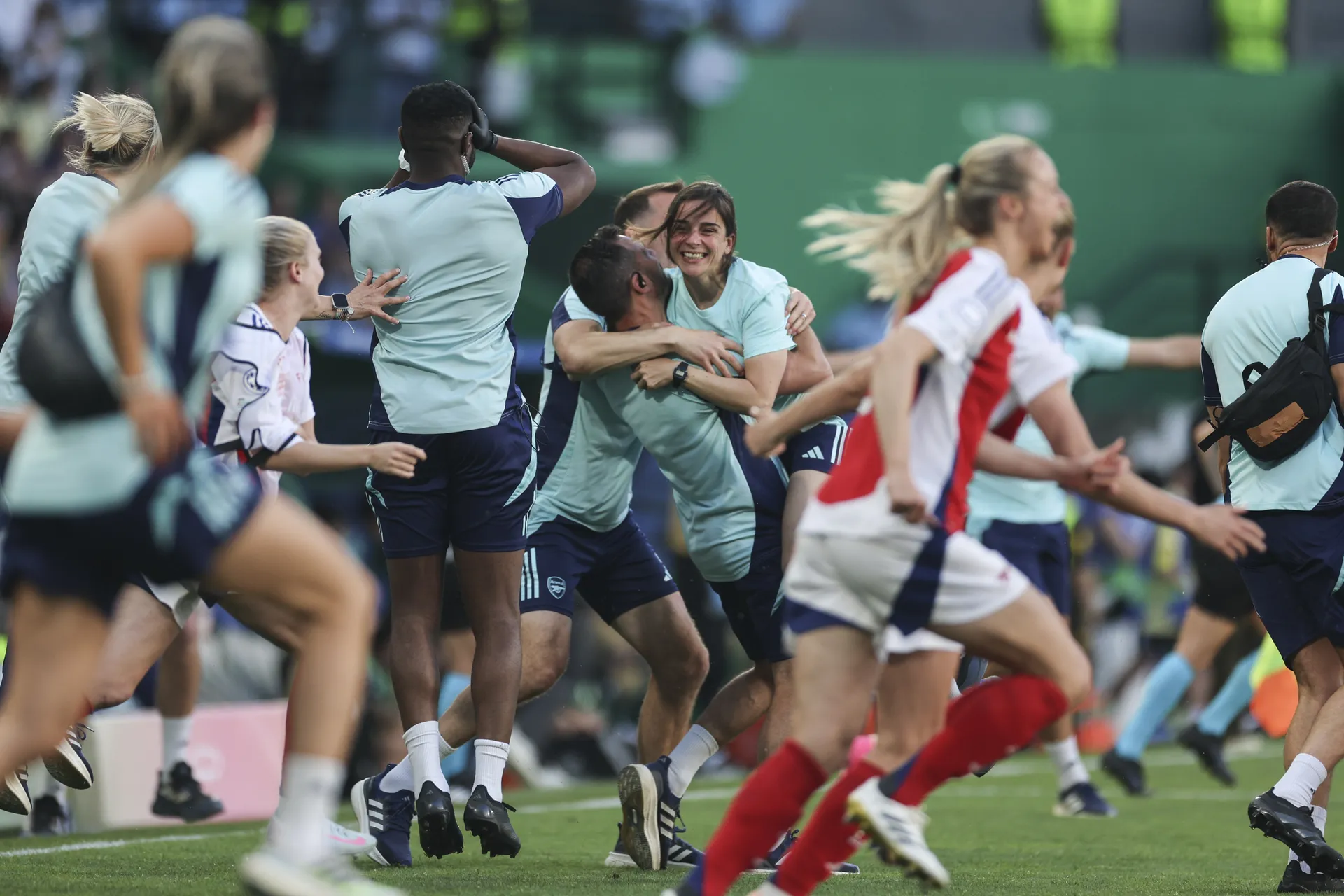 Met coach Slegers winnen vrouwen van Arsenal na achttien jaar weer de ...