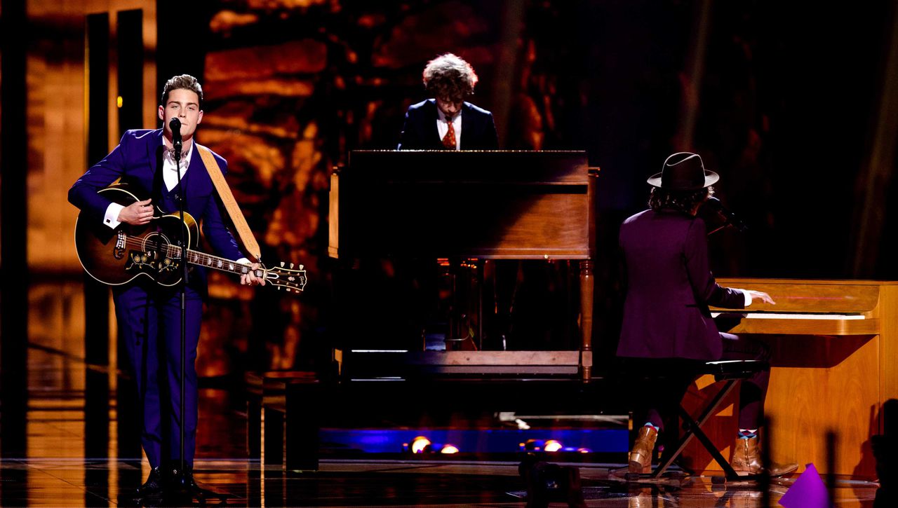 Douwe Bob tijdens de eerste repetitie voor de halve finales van het Eurovisie Songfestival.