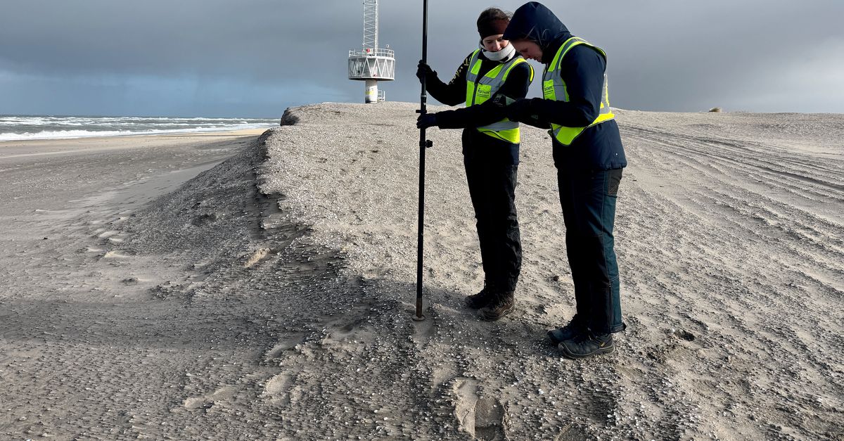Zodra de storm gaat beuken springen Delftse studenten in een busje om te zien hoe de Zandmotor zich houdt