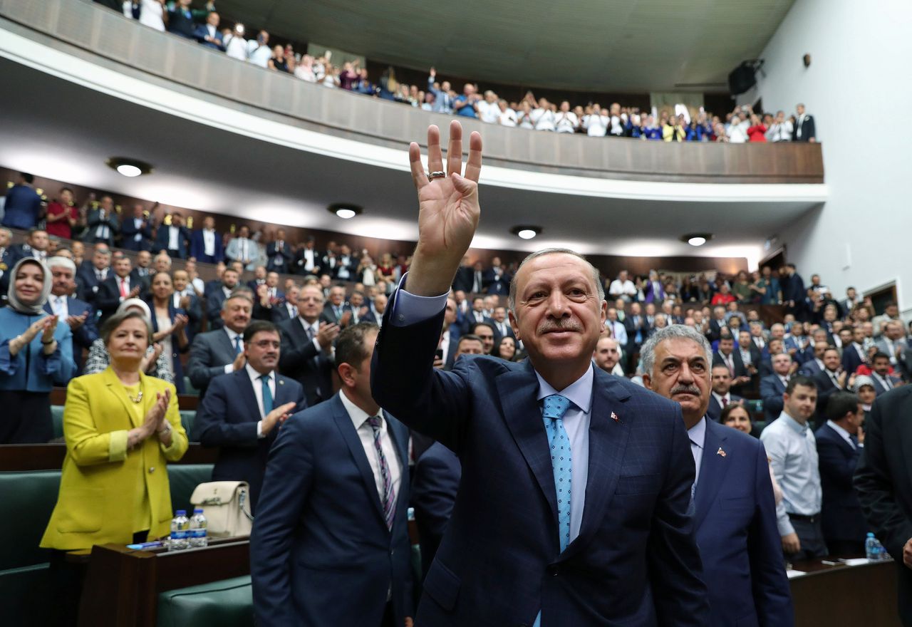 De Turkse president Erdogan groet zijn partijgenoten van de AK-partij.