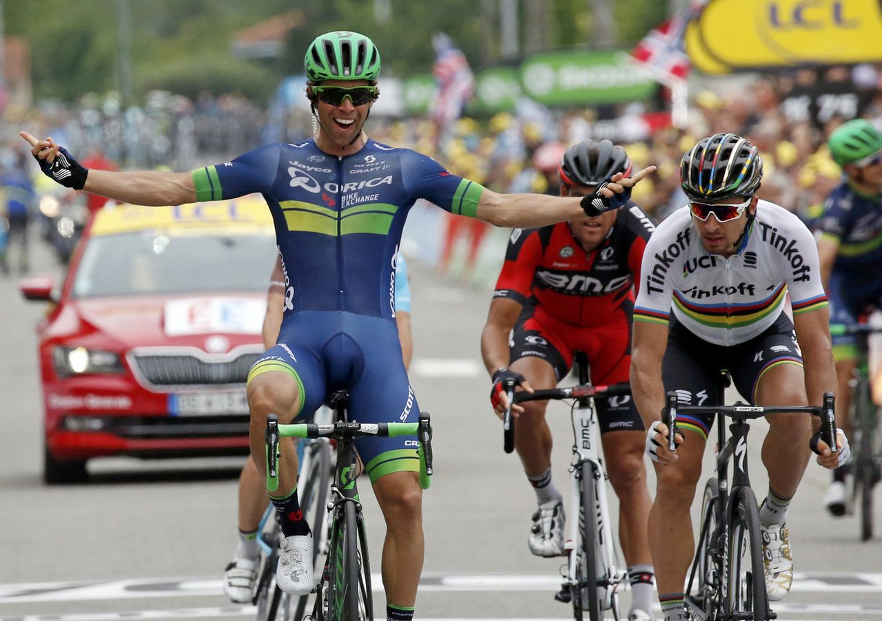 Michael Matthews (links) viert zijn overwinning. Wereldkampioen Peter Sagan kijkt rechts toe. Hij werd tweede.
