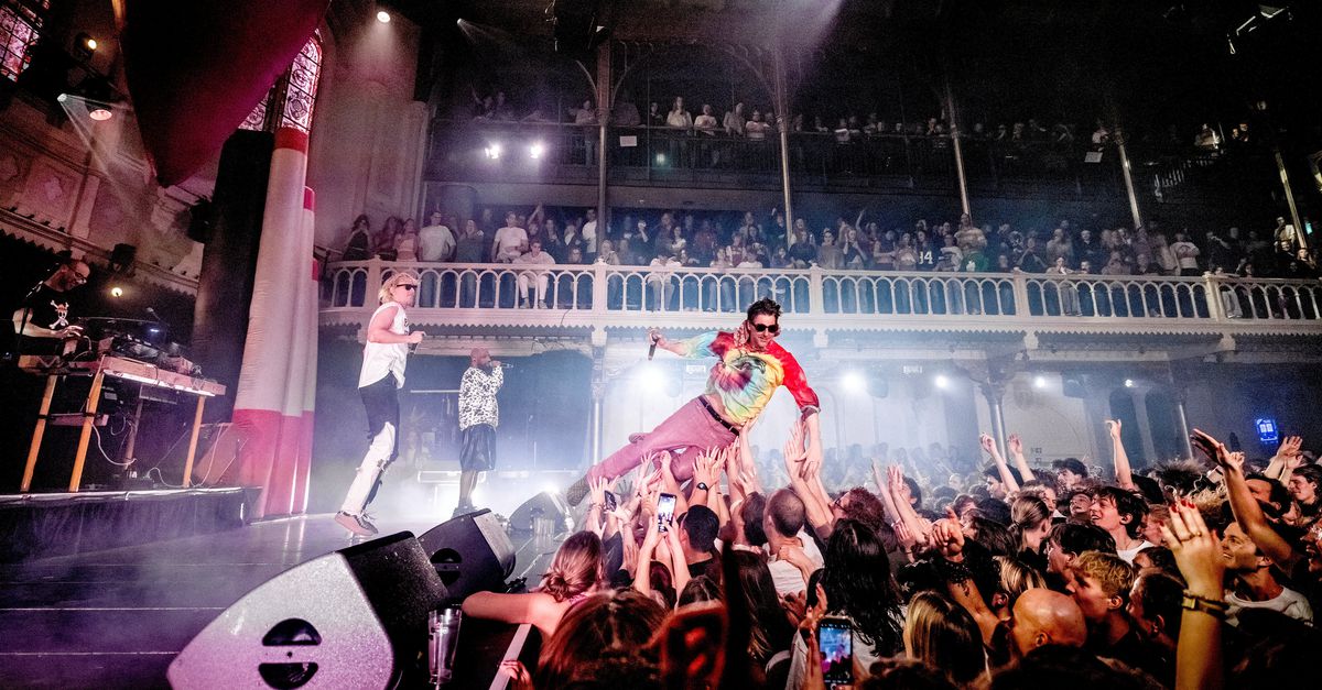 De Jeugd Van Tegenwoordig in Paradiso is als een bonte avond op een familieweekend