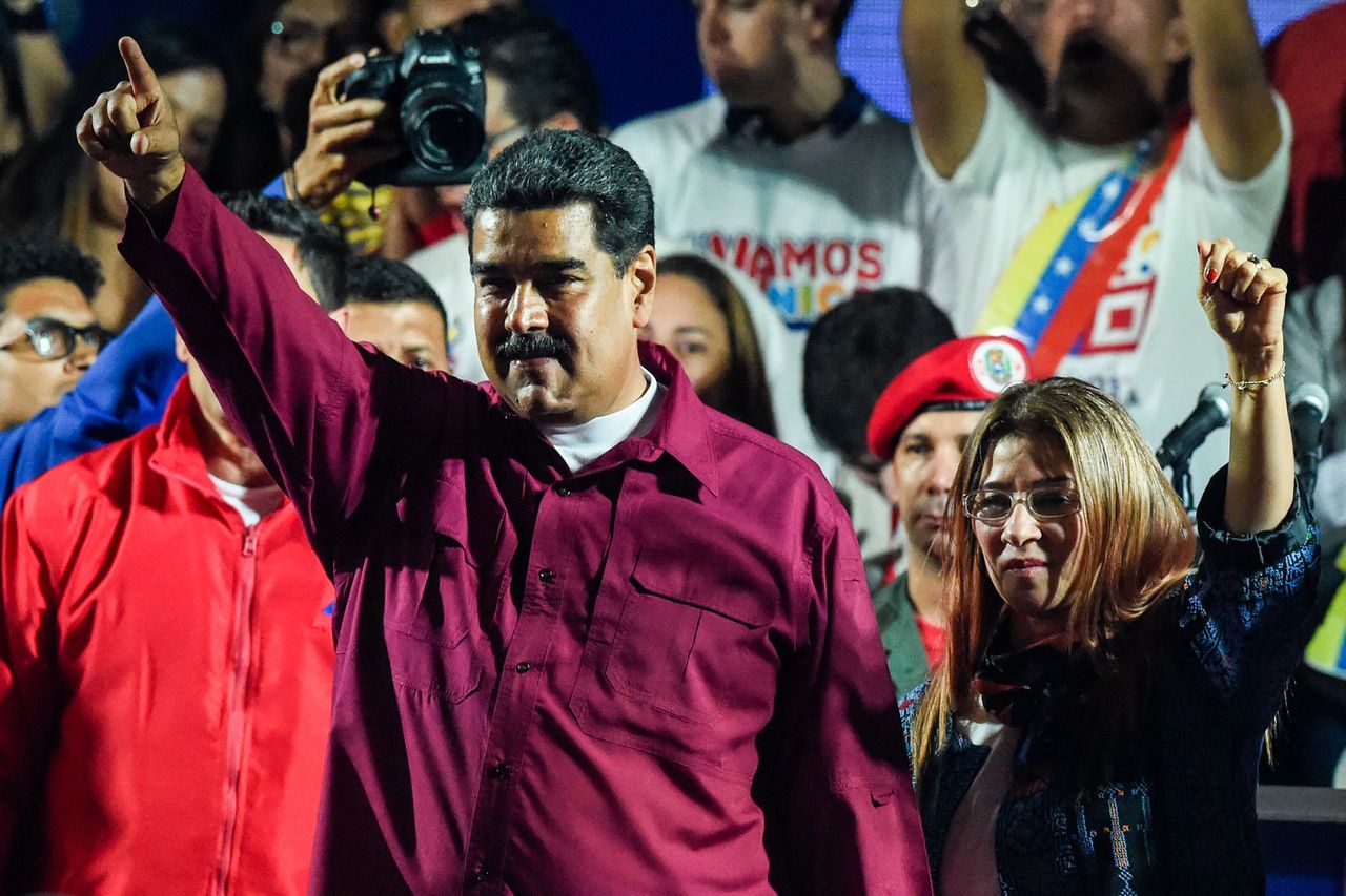 De Venezolaanse president Nicolas Maduro met zijn vrouw Cilia Flores zondagavond in Caracas na de bekendmaking van de verkiezingsuitslag.