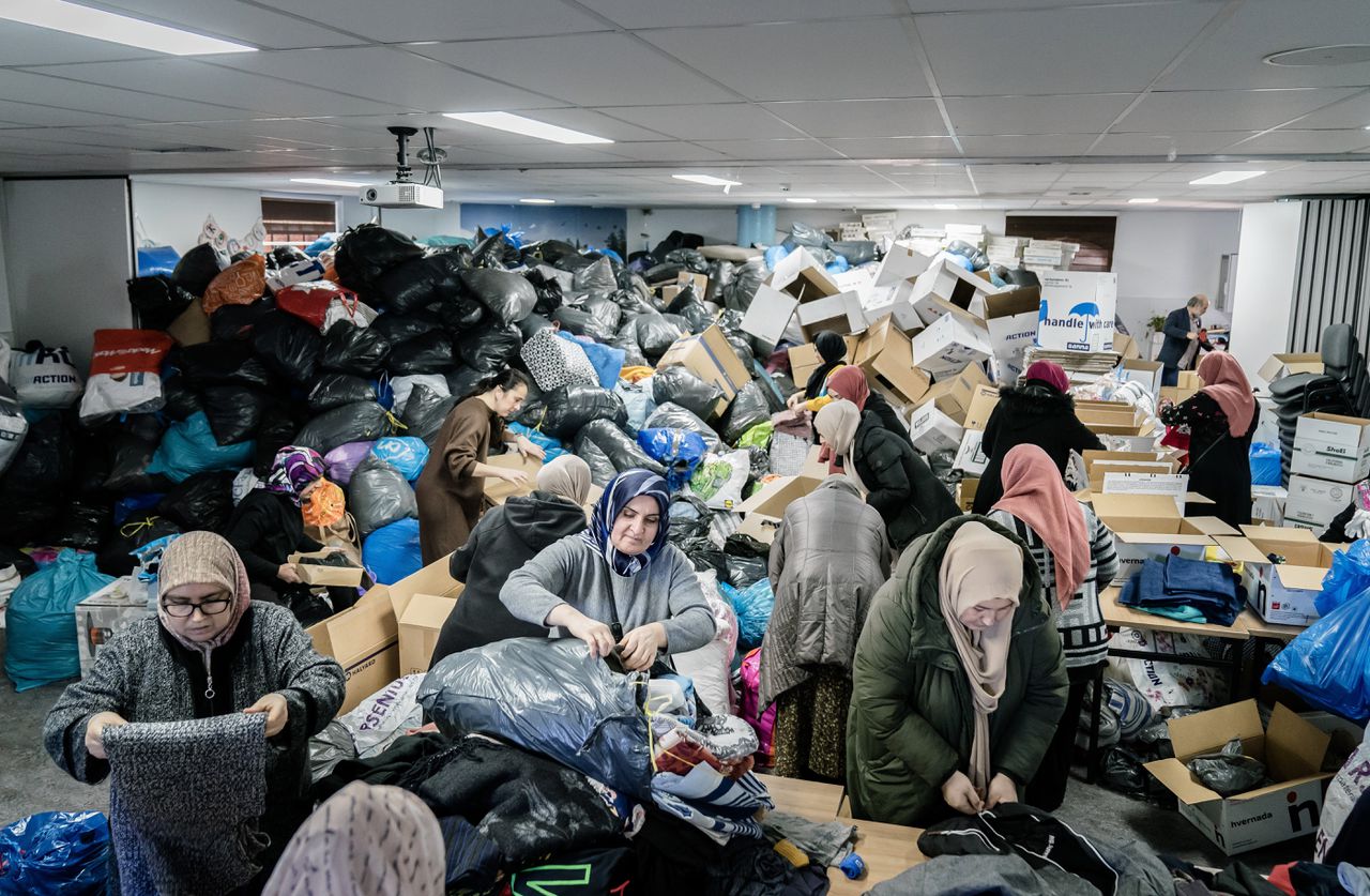 Vrijwilligers in de Mevlana moskee in Rotterdam sorteren hulpgoederen voor de slachtoffers van de aardbeving in Turkije en Syrië.