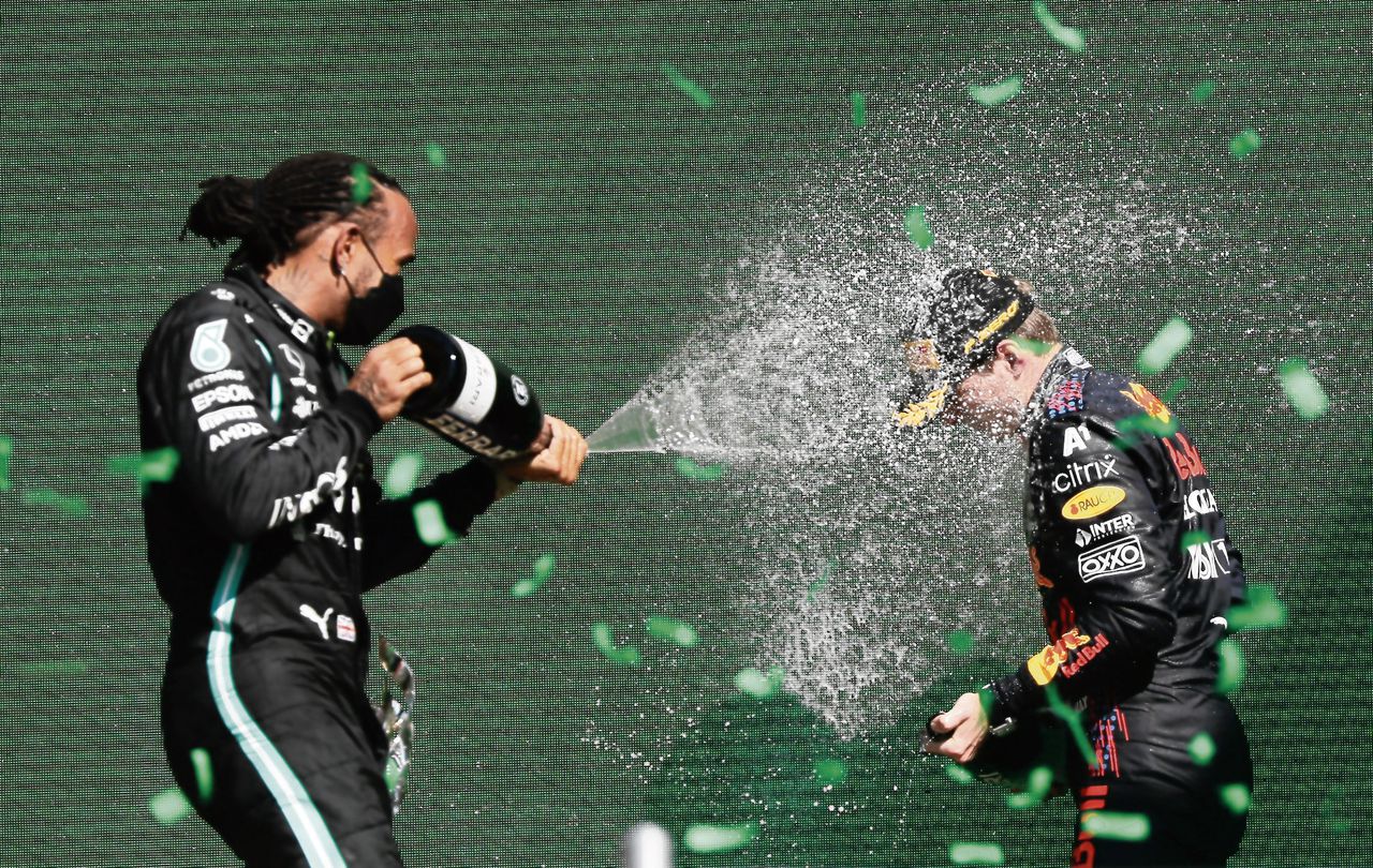 Een feestje op het podium in Mexico-Stad tussen de rivalen Lewis Hamilton (links) en Max Verstappen.