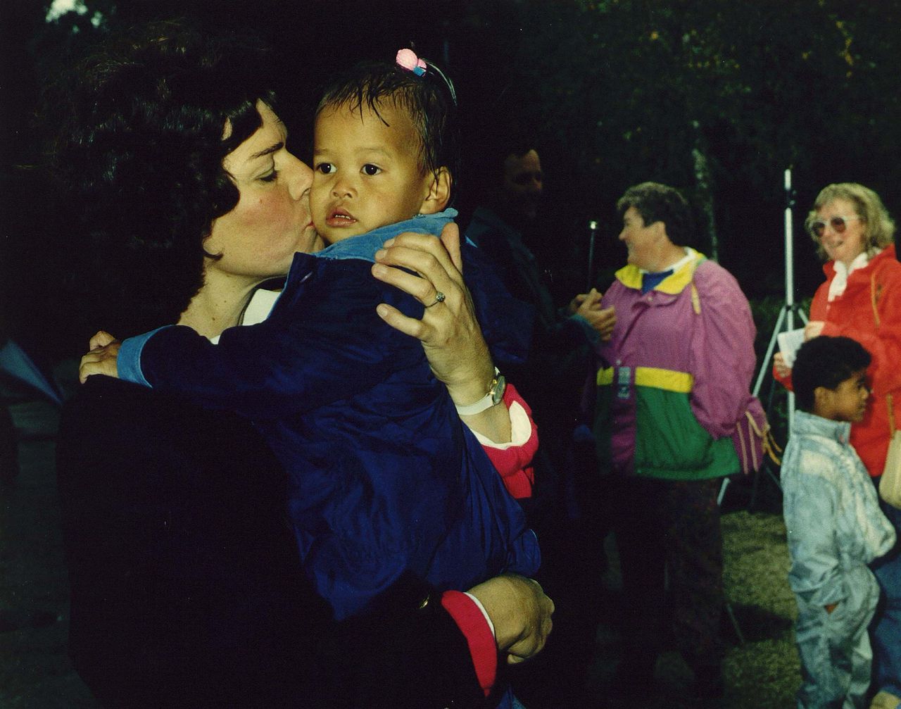 Bijeenkomst van ouders van adoptiekinderen uit ontwikkelingslanden in de Flevohof in 1989.