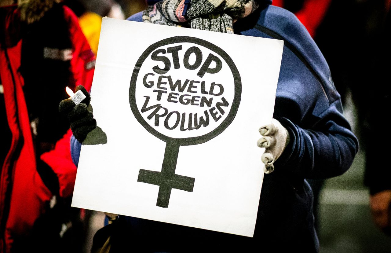Een deelnemer aan de stille tocht in Rotterdam eind 2018, na diverse geweldsdaden tegen vrouwen.