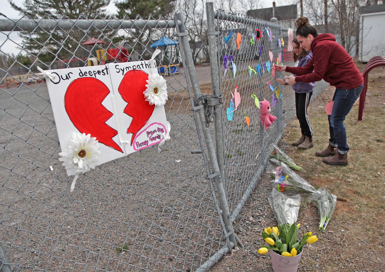 Een vrouw en dochter herdenken de slachtoffers van de massaschietpartij in Canada afgelopen weekend.