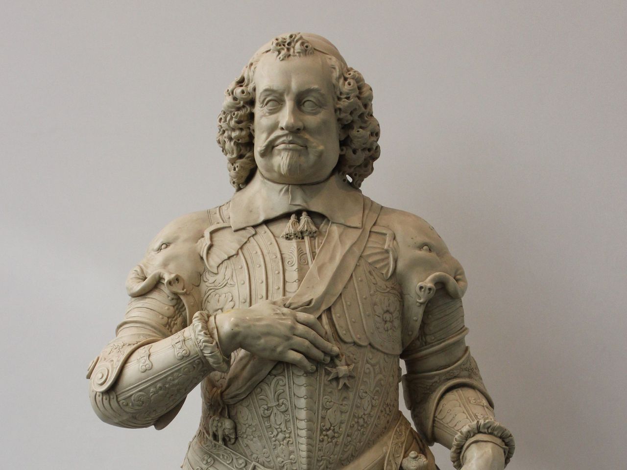Het kunststoffen borstbeeld van Johan Maurits van Nassau.