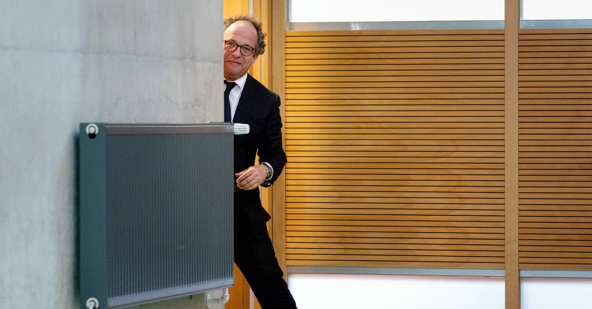 Wouter Koolmees had ‘buikpijn’ van het besluit om de avondklok in te stellen, maar staat er nog steeds achter: ‘We hebben dat als collectief besloten’