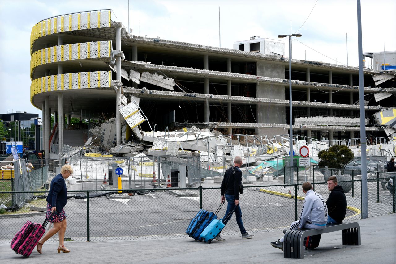 De parkeergarage bij Eindhoven Airport stortte in mei 2017 gedeeltelijk in, nadat in de bubbelvloerplaten scheuren waren ontstaan.