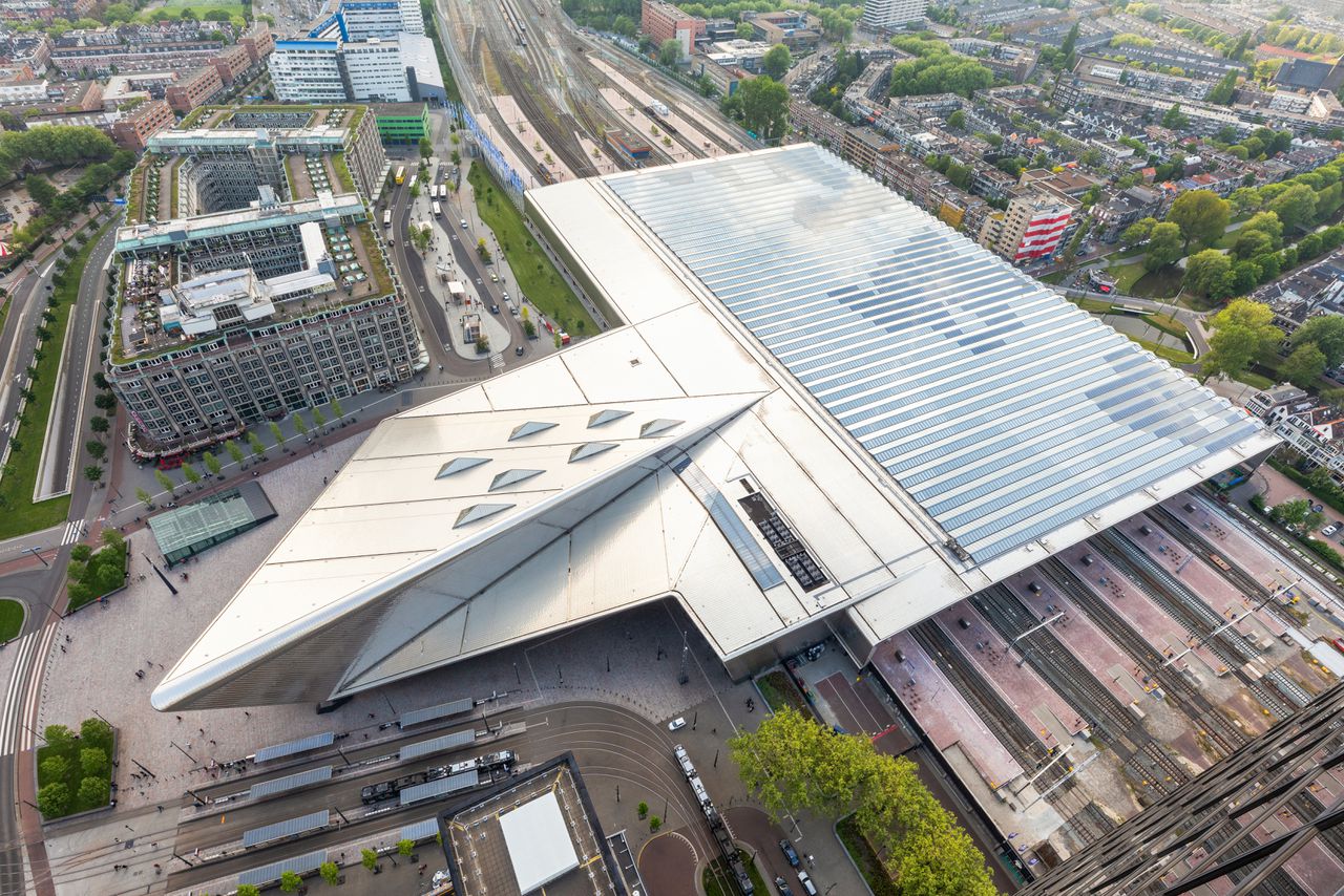 Het Centraal Station in Rotterdam vanaf bovenaf