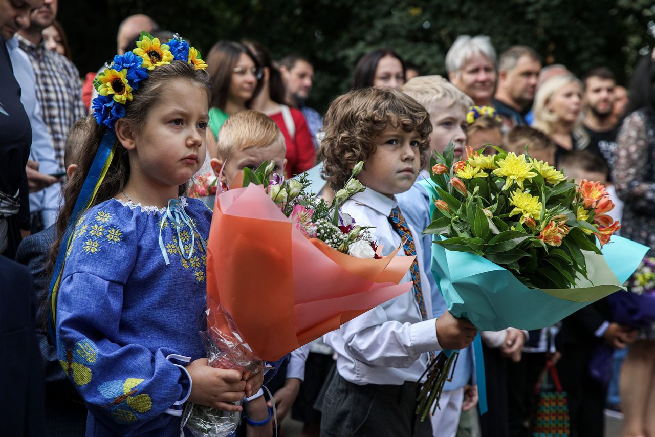 Leerlingen van School Nummer Drie in Boetsja wonen de traditionele ceremonie bij ter gelegenheid van de start van het schooljaar.