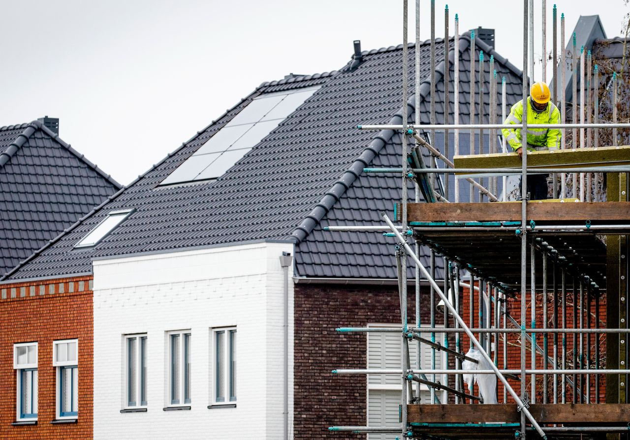 AMERSFOORT - Bouwwerkzaamheden in de wijk Vathorst. De krapte op de Nederlandse woningmarkt is in het vierde kwartaal van vorig jaar verder toegenomen.