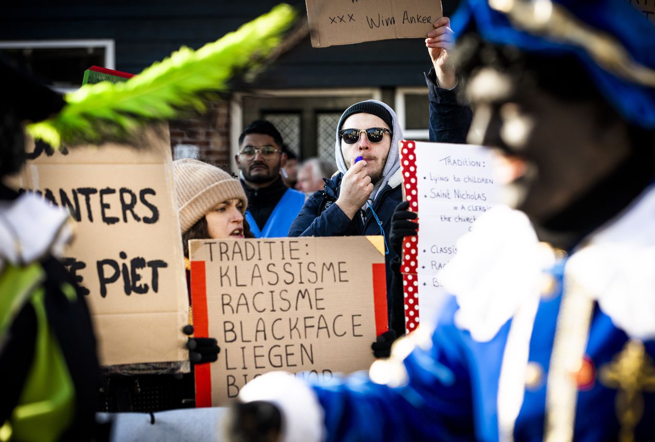 Twee verdachten van verstoring anti-Zwarte Piet-bijeenkomst langer vast 