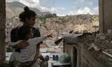 Darlin Navas (25) met haar zoon in de wijk Petare in Caracas. 