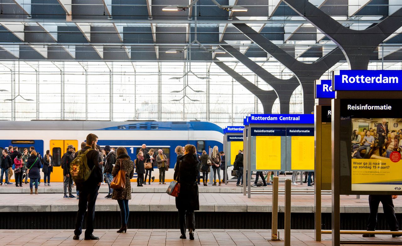 Reizigers wachten op hun trein op treinstation Rotterdam Centraal