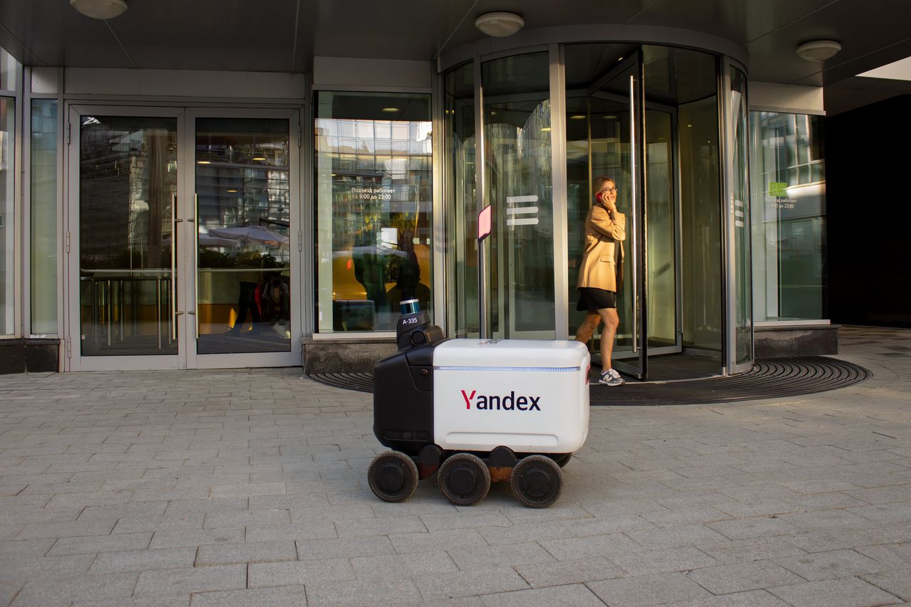 Een bezorgrobot van Yandex voor het hoofdkantoor in Moskou.