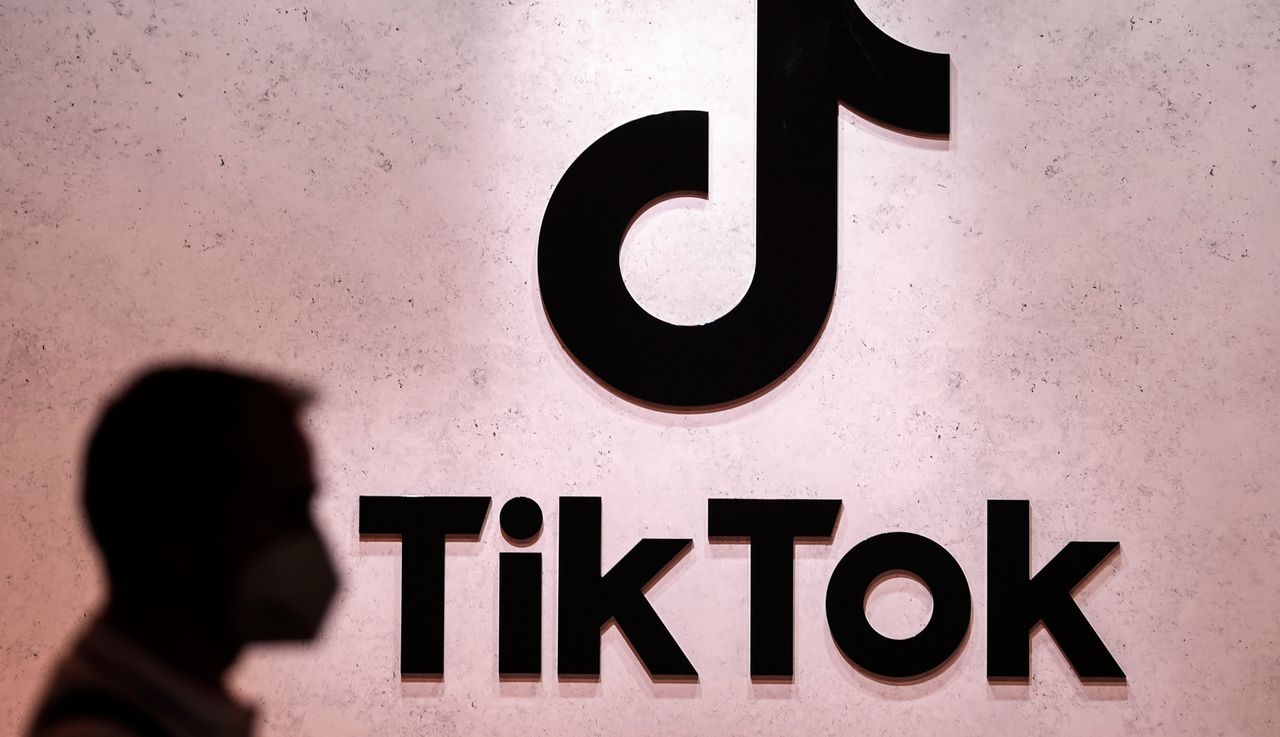 Meerderheid Kamer wil verbod TikTok op werktelefoons ambtenaren 