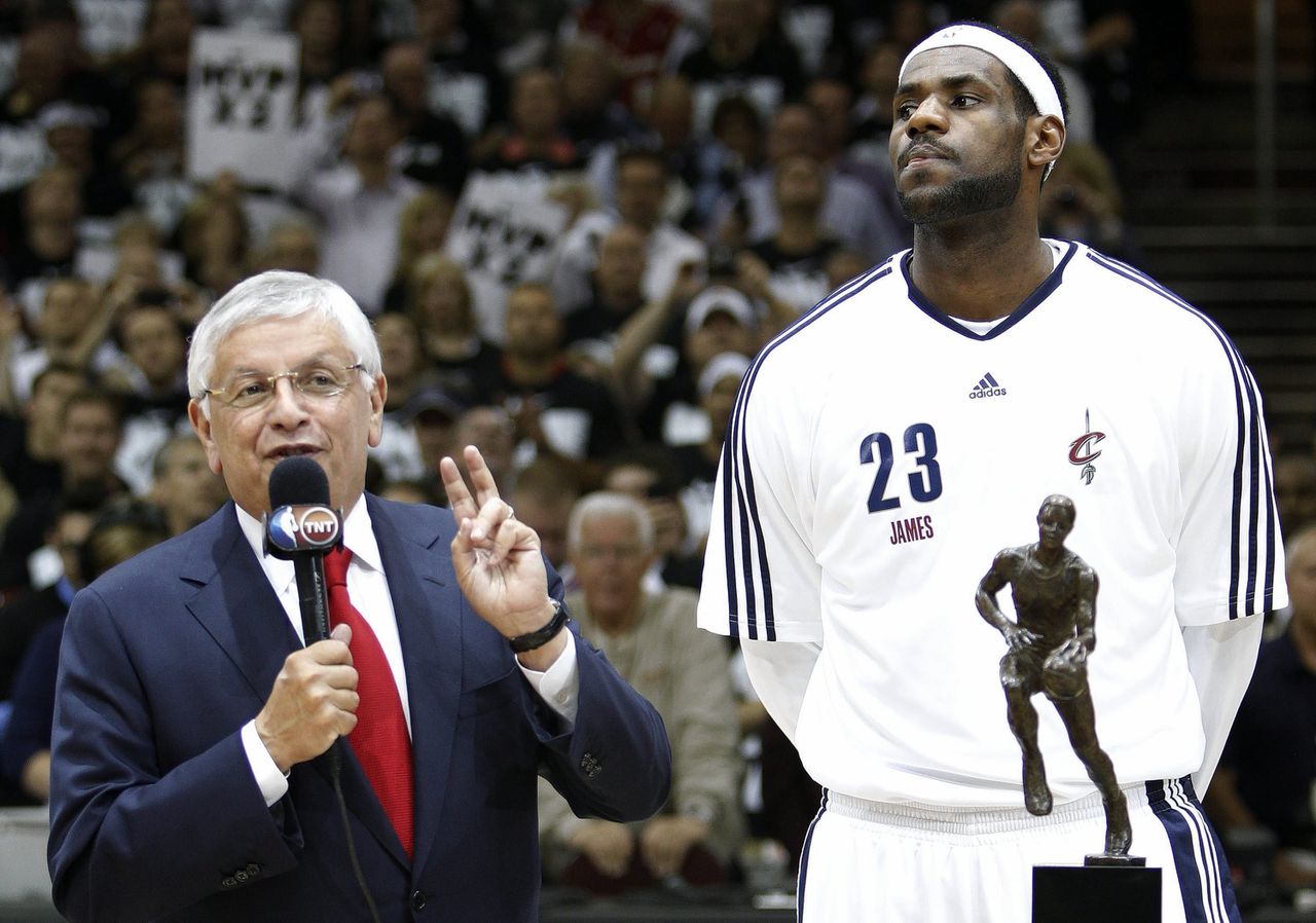 David Stern overhandigt LeBron James de prijs voor meest waardevolle speler van het NBA-seizoen in 2010.
