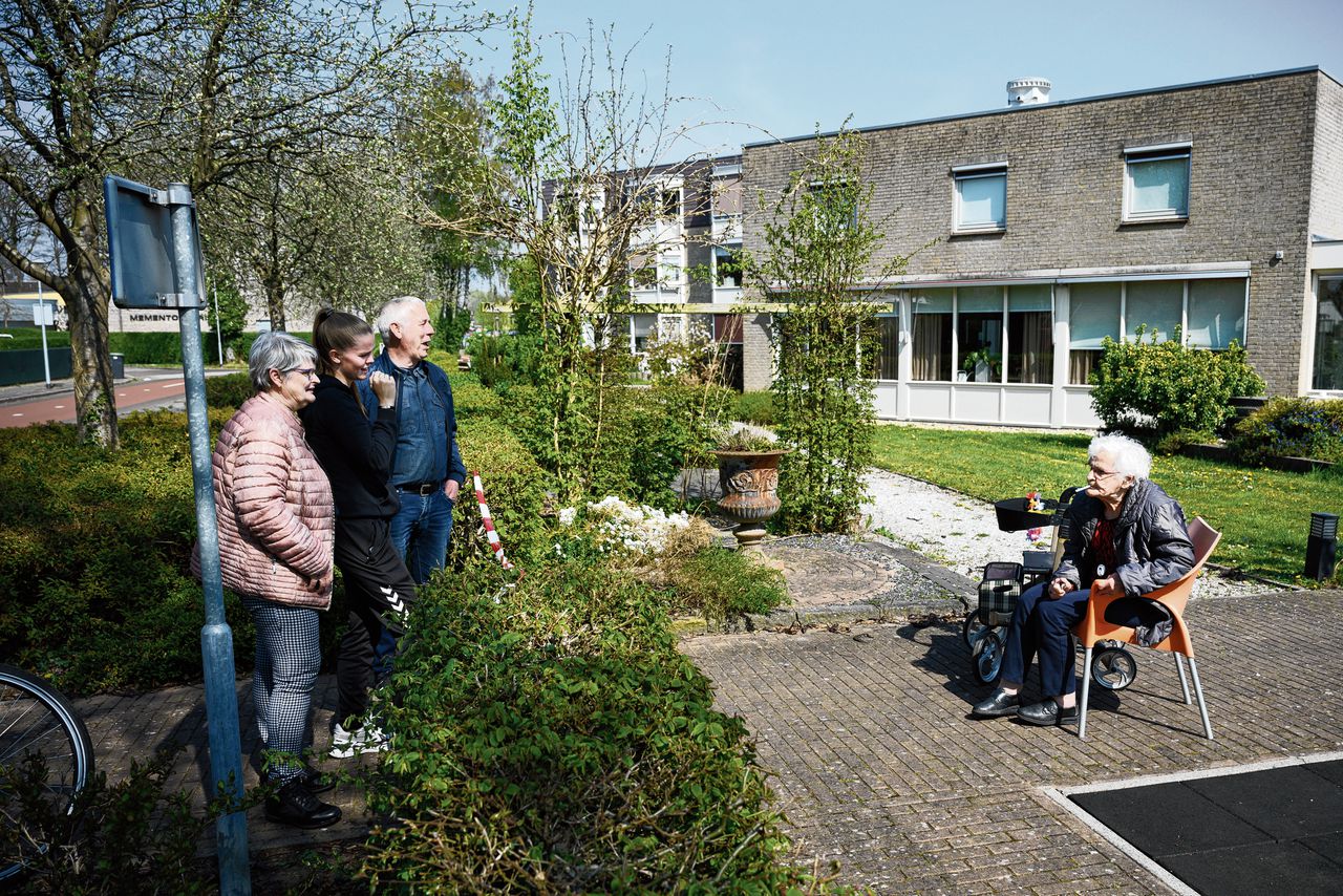 Familieleden komen op bezoek bij een bewoonster van verpleeghuis Brinkhoven in Heerde. Een half uurtje ‘hegpraten’, noemen ze het daar.