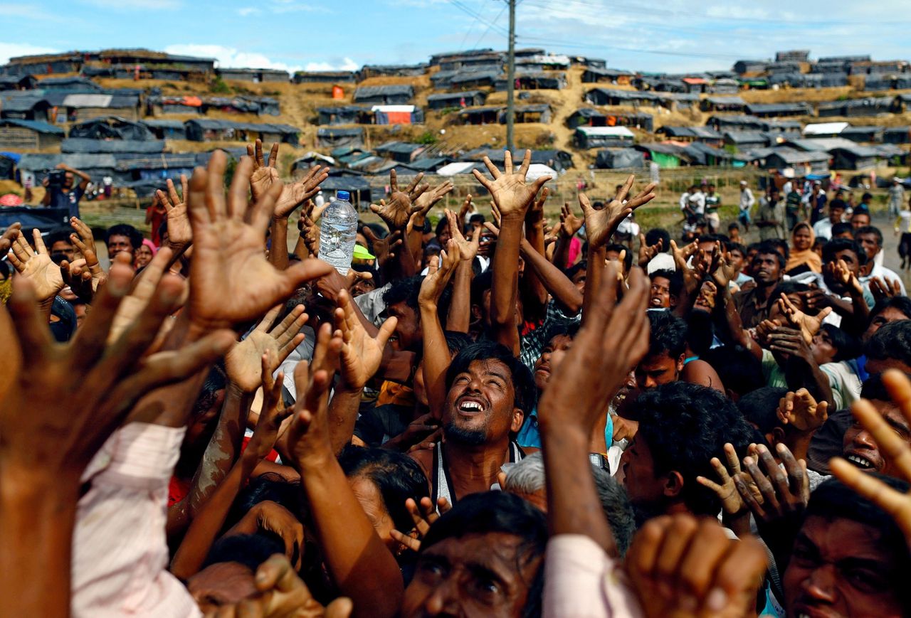 Rohingya-vluchtelingen uit Birma krijgen noodhulp in een opvangkamp in buurland Bangladesh, september 2017