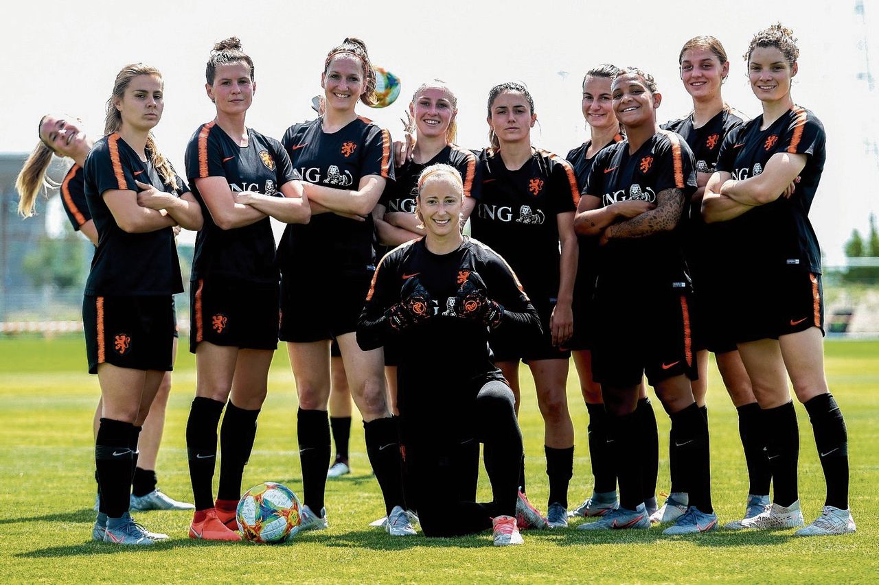 De Kracht Van Oranje Ze Bleven Zo Lang Mogelijk Bij De Jongens Voetballen Nrc