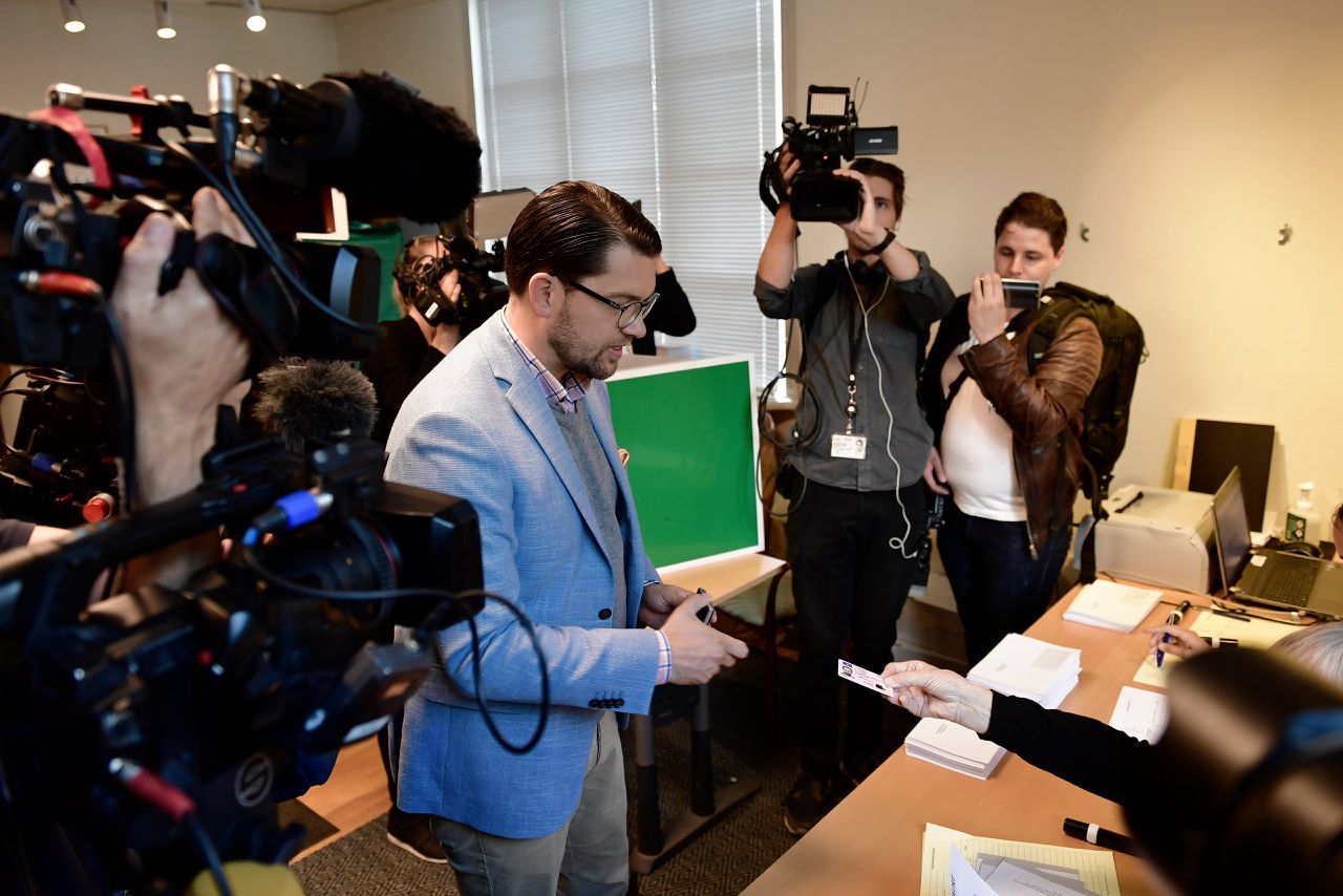 Partijleider Jimmie Åkesson van de radicaal-rechtse Zweden Democraten brengt zijn stem uit in het stadhuis van Stockholm.