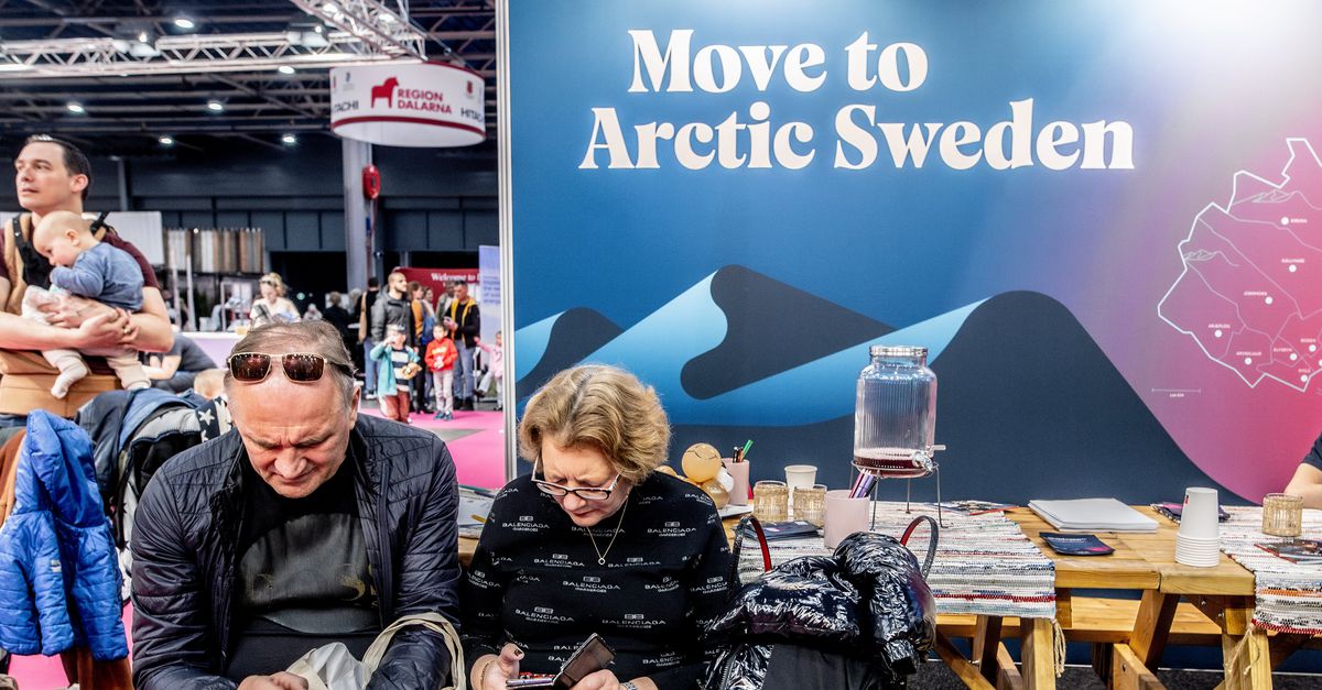 Op de emigratiebeurs worden Nederlandse verpleegkundigen verleid om in Zweden te komen werken