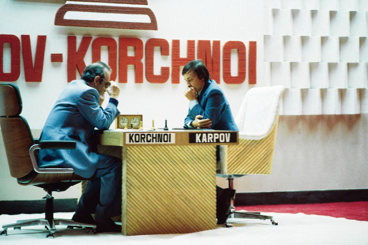 Diepe denkers op het WK schaken in 1978: Anatoli Karpov en uitdager Viktor Kortsjnoj, in de Filippijnen.