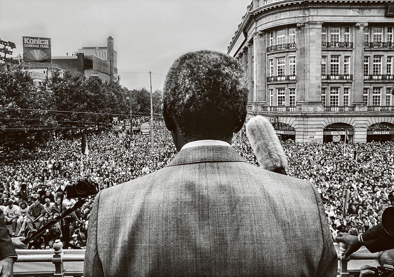 Nelson Mandela tijdens zijn onthaal op het Leidseplein in Amsterdam op 16 juni 1990.