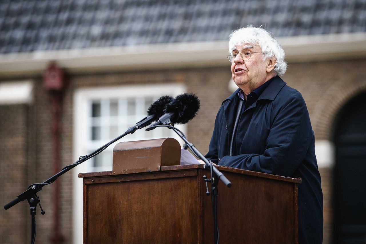 Geert Mak tijdens de herdenking van de staking van tachtig jaar geleden.