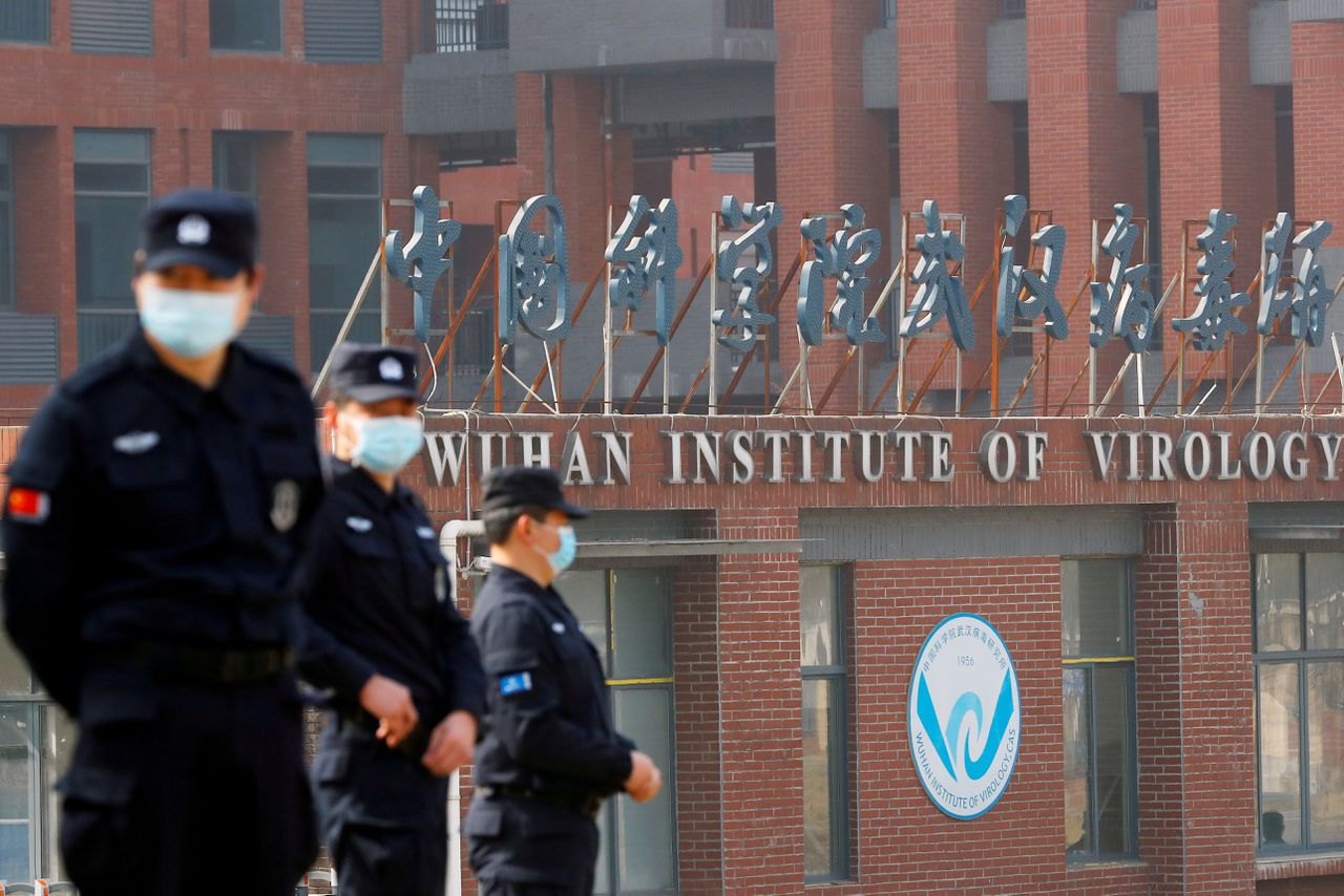 Veiligheidspersoneel houdt de wacht buiten het Instituut voor Virologie in Wuhan, tijdens het bezoek van de delegatie van de Wereldgezondheidsorganisatie in februari.