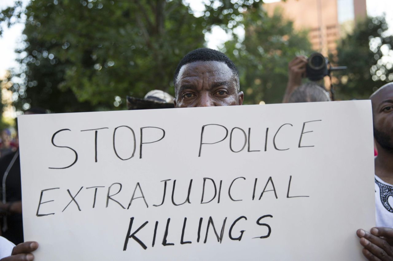 Naar aanleiding van twee zwarte burgers die kort na elkaar werden doodgeschoten door de politie, organiseerde Black Lives Matter demonstraties door heel het land. Zo ook in Dallas, waar uiteindelijk agenten het doelwit werden van scherpschutters.