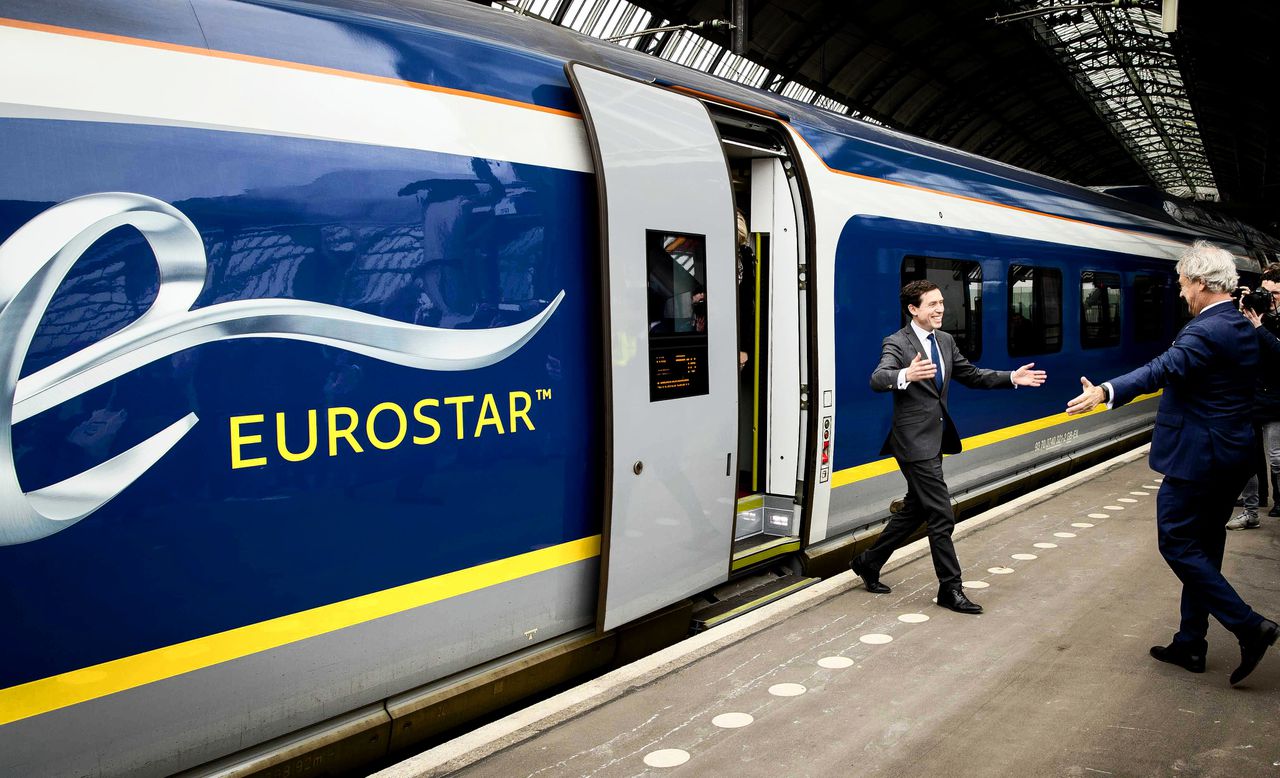 Nicolas Petrovic (l) en Roger van Boxtel, bestuursvoorzitters van Eurostar en NS, begroeten elkaar bij de aankomst van de Eurostar in Amsterdam, dinsdagmiddag.