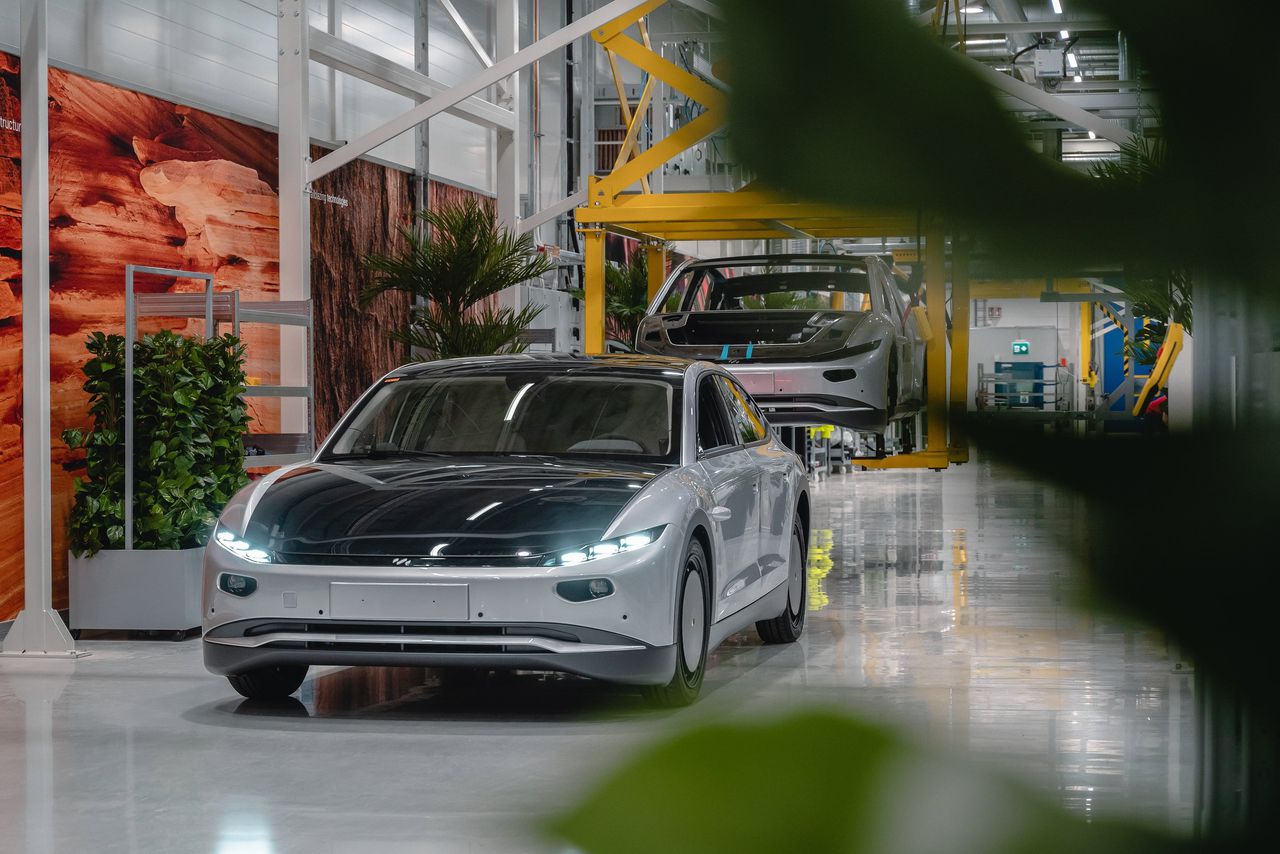 In de Finse bossen probeert zonnewagenstart-up Lightyear de ‘productie-hel’ van Tesla te voorkomen 