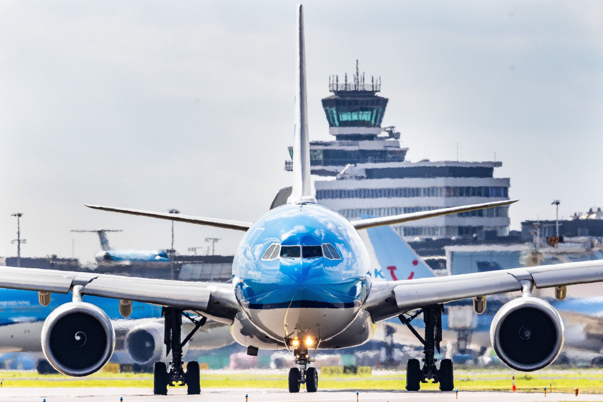 KLM-piloten willen maandag één uur gaan staken - NRC