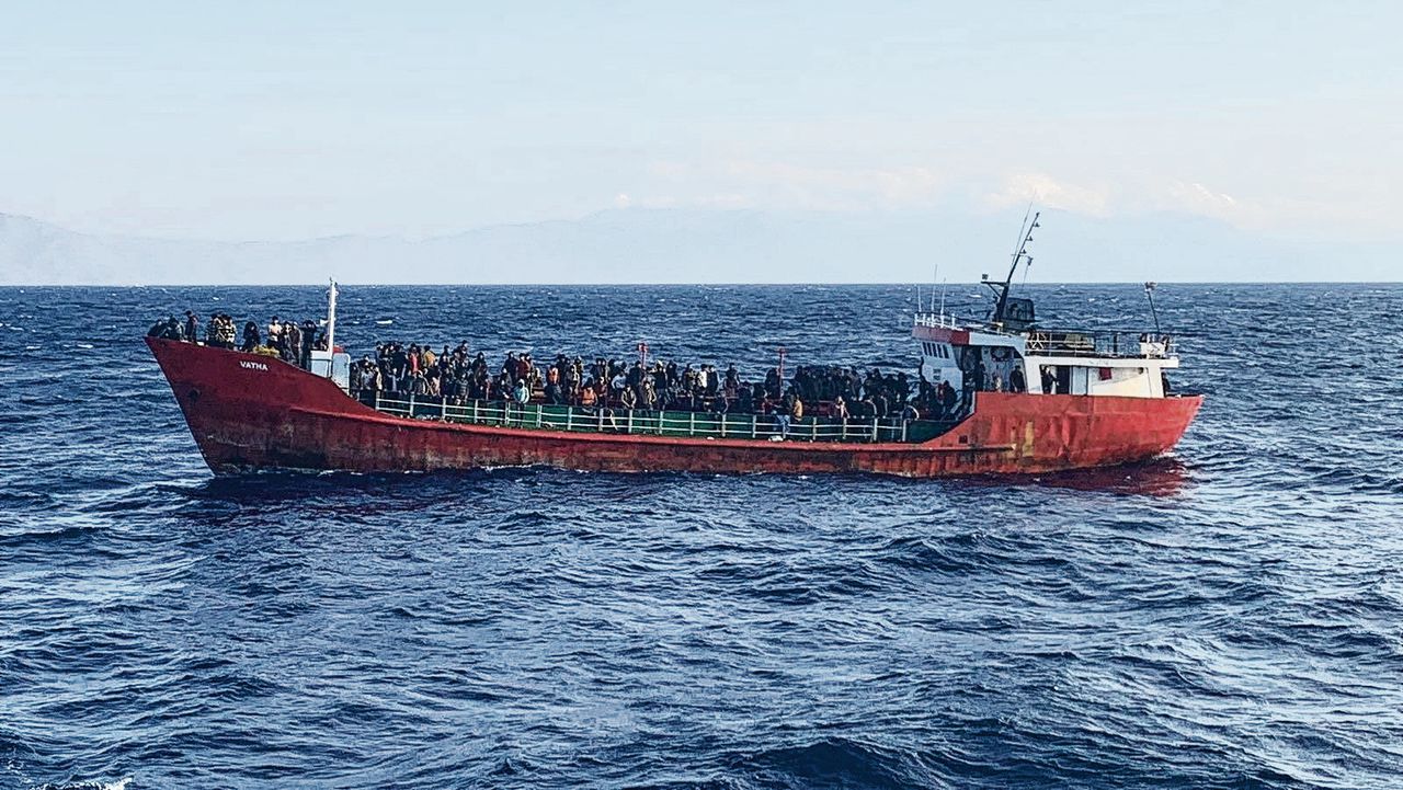 Het Turkse vrachtschip vol migranten afgelopen vrijdag, nabij de kust van Kreta.