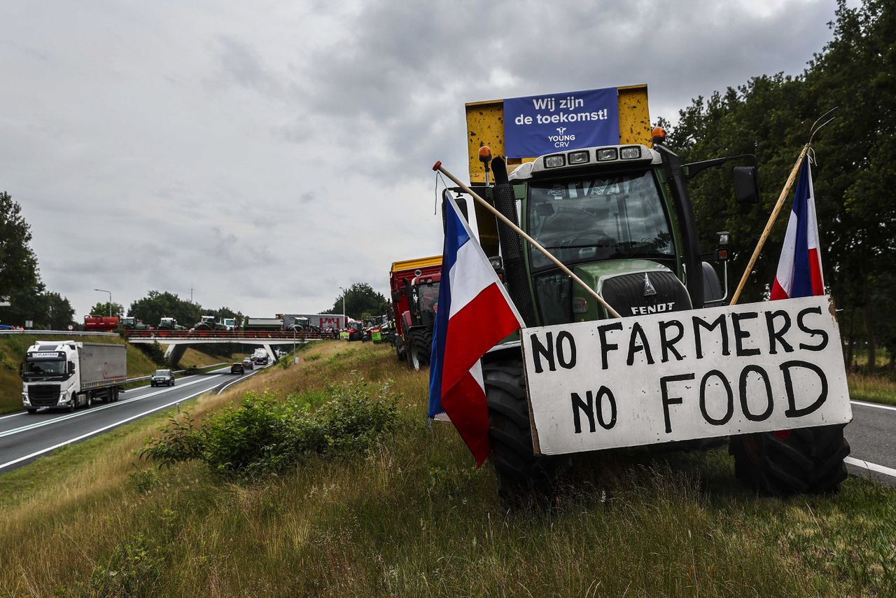 Boeren voeren actie met tractoren op meerdere snelwegen 