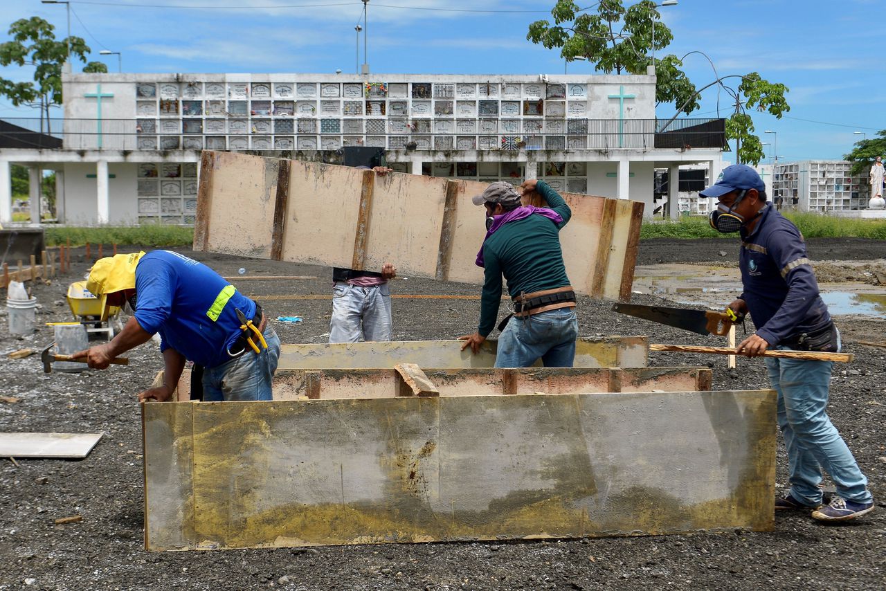 Arbeiders aan het werk op het kerkhof Ángel María Canals in het zwaar getroffen Guayaquil.