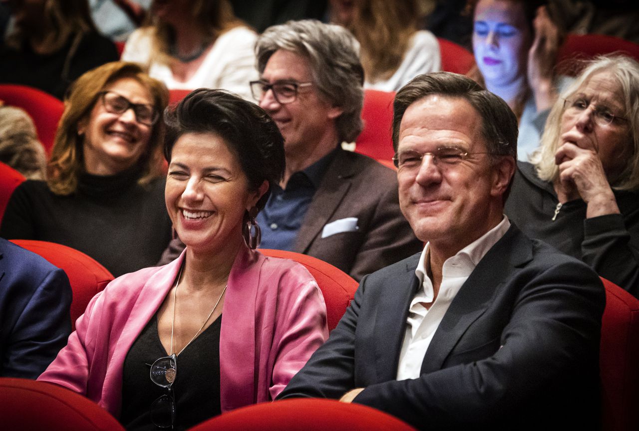 Staatssecretaris Gunay Uslu nodigde premier Mark Rutte uit voor een theateravond van Sanne Wallis de Vries.