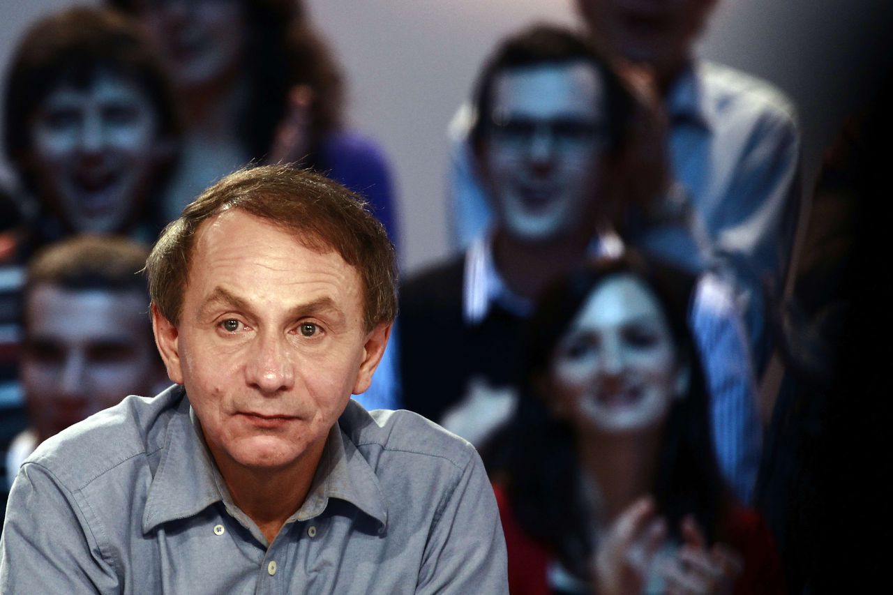 French novelist Michel Houellebecq takes part in the TV broadcast show "Le Grand Journal" on Canal Plus channel in Paris, on november 8, 2010. Houellebecq won today the Goncourt Prize for his best-selling satire "The Map and the Territory". AFP PHOTO / JOEL SAGET