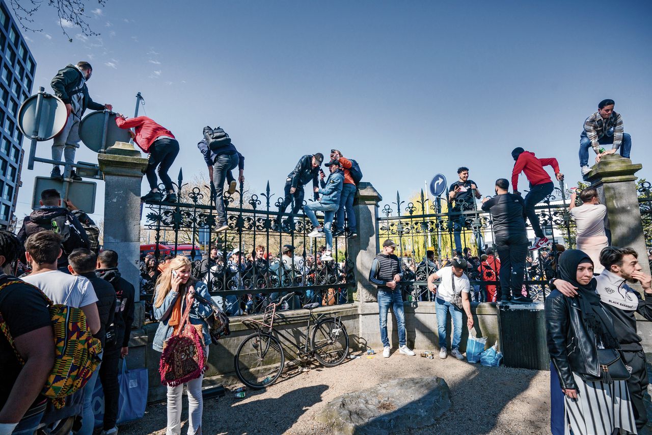 Op Koningsdag moesten mensen op last van de politie het Amsterdamse Vondelpark verlaten. Wegens de grote drukte kon er geen afstand gehouden worden.