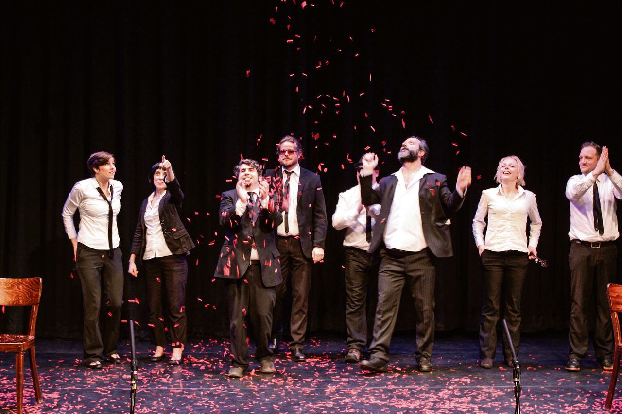 Het ensemble van Impro Amsterdam (hier op een foto van vorig jaar) bestaat altijd uit een gemengde cast, met acteurs uit verschillende landen.