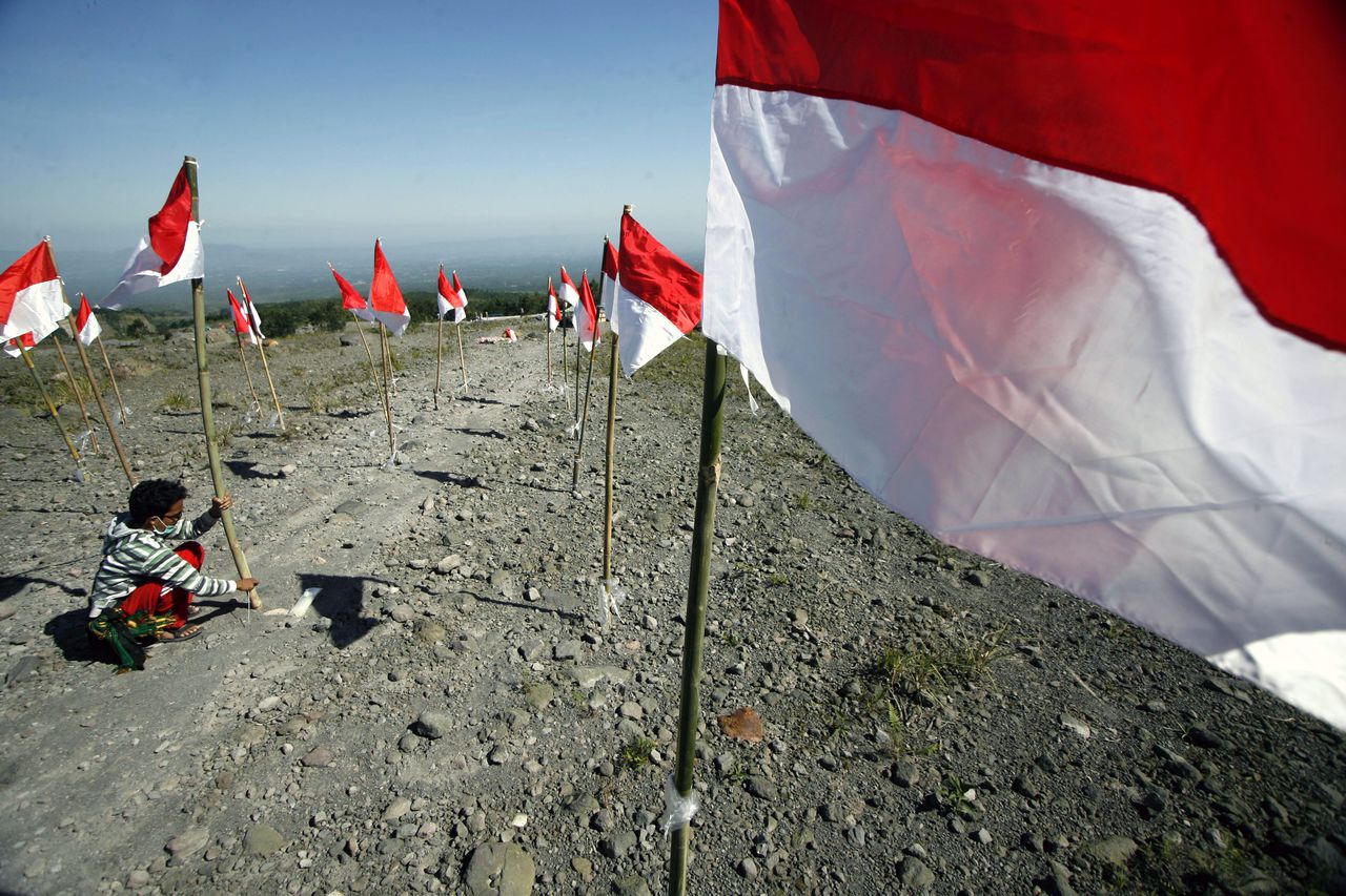 Indonesische vlaggen op de Merapi-berg, tijdens de viering vorig jaar van 69 jaar onafhankelijkheid van Nederland.