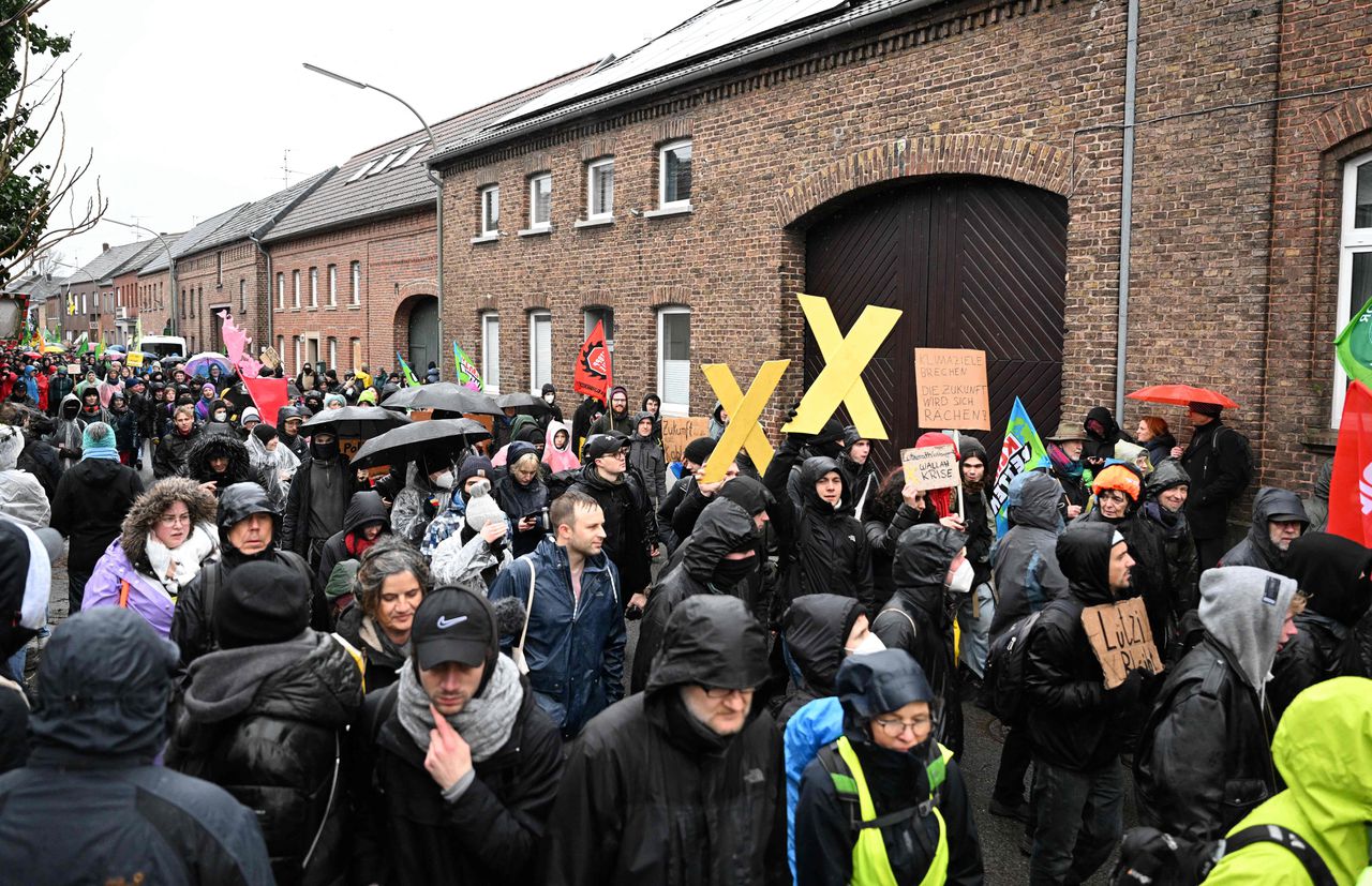 Duizenden actievoerders demonstreren tegen bruinkoolwinning in Lützerath, enkele charges politie 