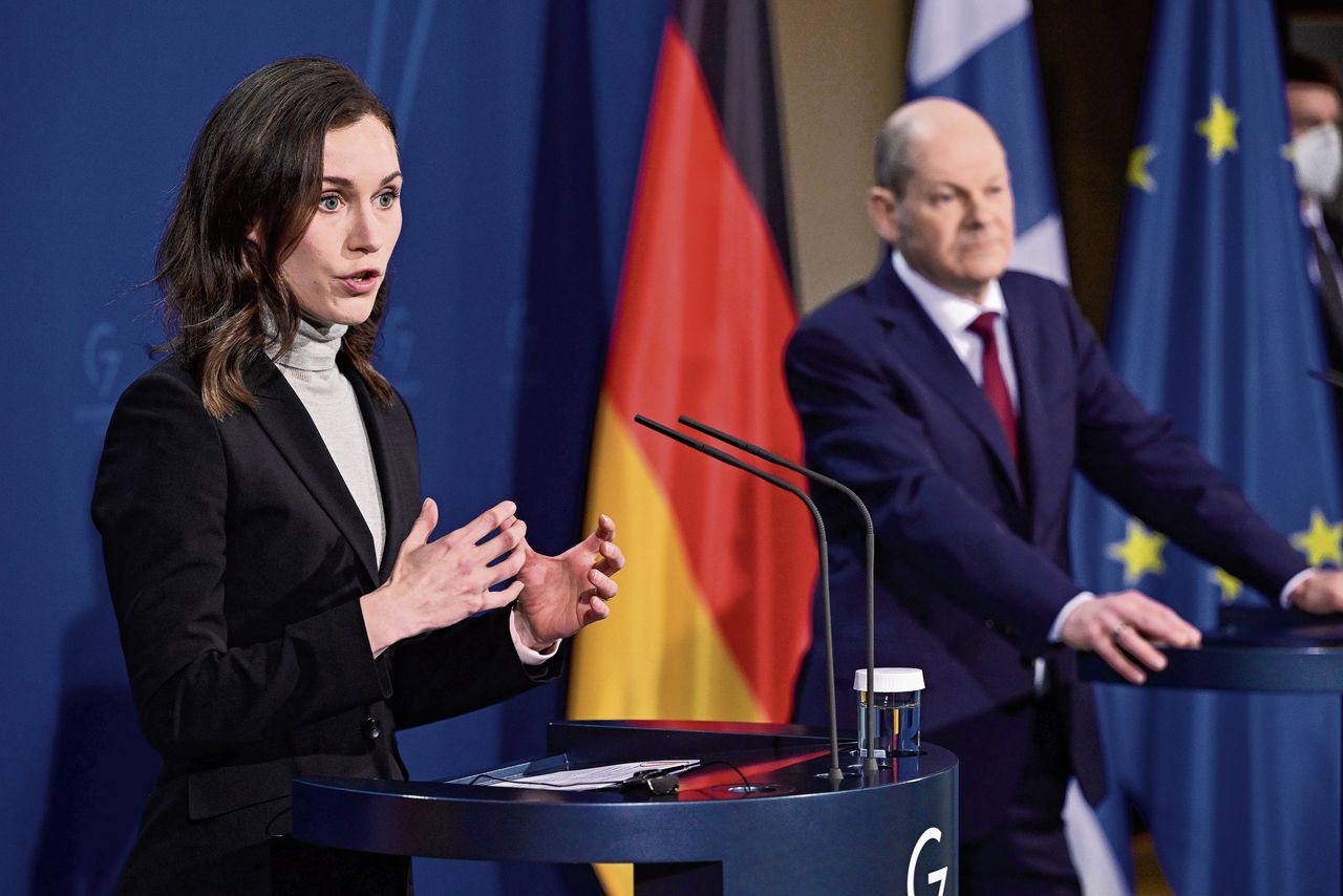 De Finse premier Sanna Marin tijdens een persconferentie in Berlijn met de Duitse bondskanselier Olaf Scholz, afgelopen maart.