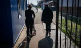 Asielzoekers komen aan bij aanmeldcentrum Ter Apel.
